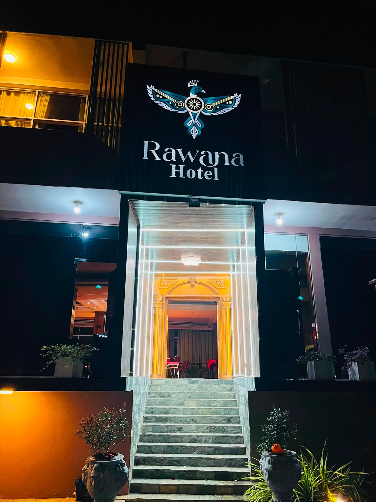 Hotel Rawana by night